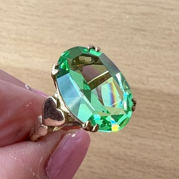 VINTAGE 9K GOLD URANIUM VASELINE GREEN GLASS RING HEARTS BAND ENGLISH HALLMARKS - Picture 7 of 16